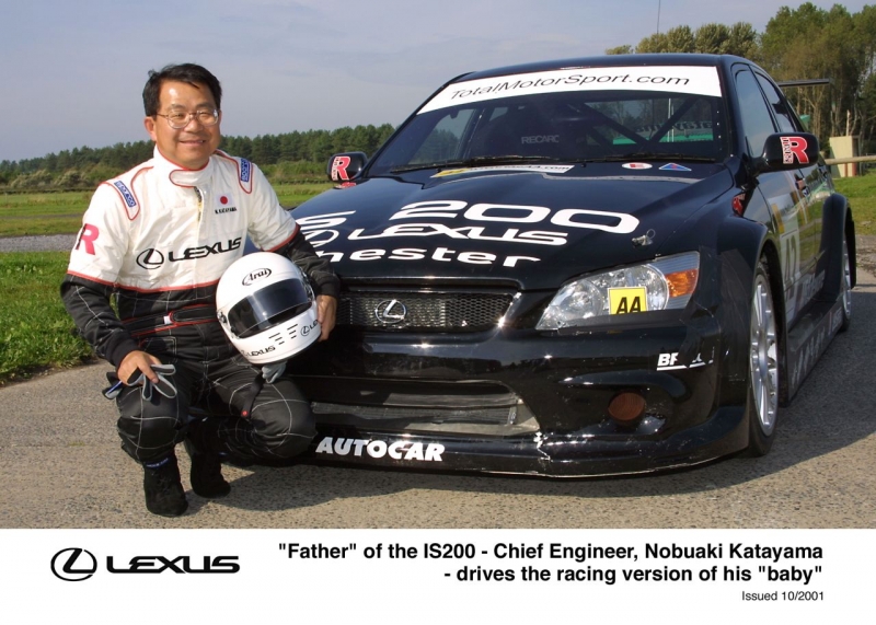 Konstruktor Nobuaki Katayama przy wyścigowej wersji IS 200 2001r.