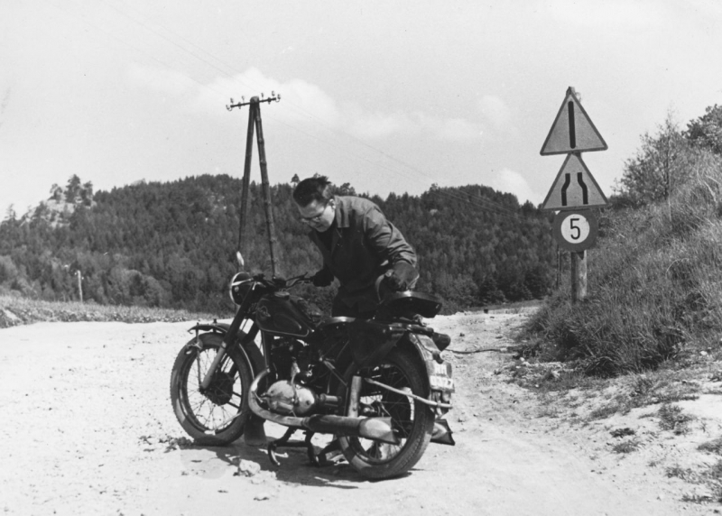 Zdzisław Beksiński na motocyklu IŻ 49 podczas wakacji w Bieszczadach © arch. Muzeum Historyczne w Sanoku