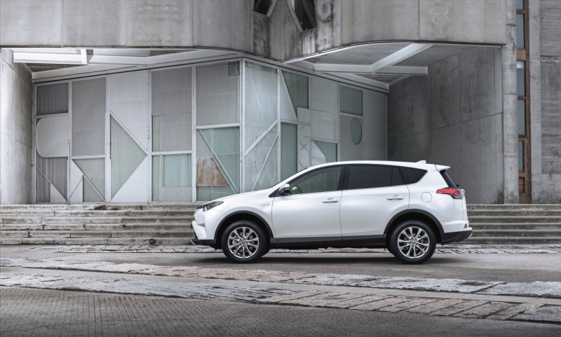 large_rav4_hybrid_38_sept2015