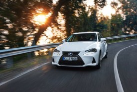 Hołd dla założyciela. 3 generacja IS wyróżniała się grillem w kształcie tkackiego krosna
