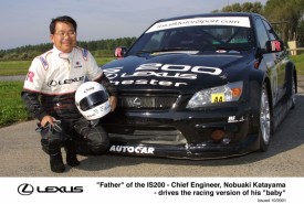 Konstruktor Nobuaki Katayama przy wyścigowej wersji IS 200 2001r.
