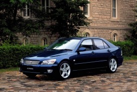 Bliźniacza Toyota Altezza debiutowała kilka miesięcy przed Lexusem IS 1998 r.