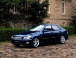 Bliźniacza Toyota Altezza debiutowała kilka miesięcy przed Lexusem IS 1998 r.