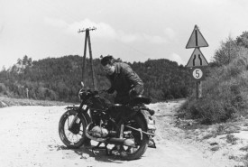 Zdzisław Beksiński na motocyklu IŻ 49 podczas wakacji w Bieszczadach © arch. Muzeum Historyczne w Sanoku