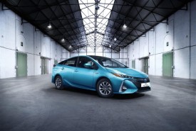 2016_Prius_Plugin_Aqua_09