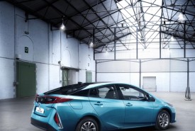 2016_Prius_Plugin_Aqua_10