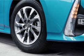 2016_Prius_Plugin_Aqua_Det_06