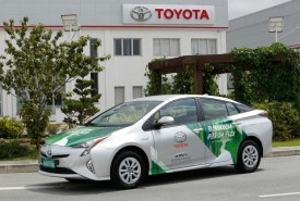 prototypowy samochód hybrydowy zasilany zarówno benzyną, jak i alternatywnymi paliwami, takimi jak etanol © Toyota