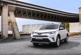 large_rav4_hybrid_35_sept2015