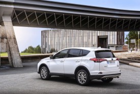 large_rav4_hybrid_36_sept2015