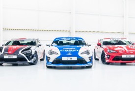 Trzy Toyoty GT86 stylizowane na słynne wyścigówki z Le Mans 